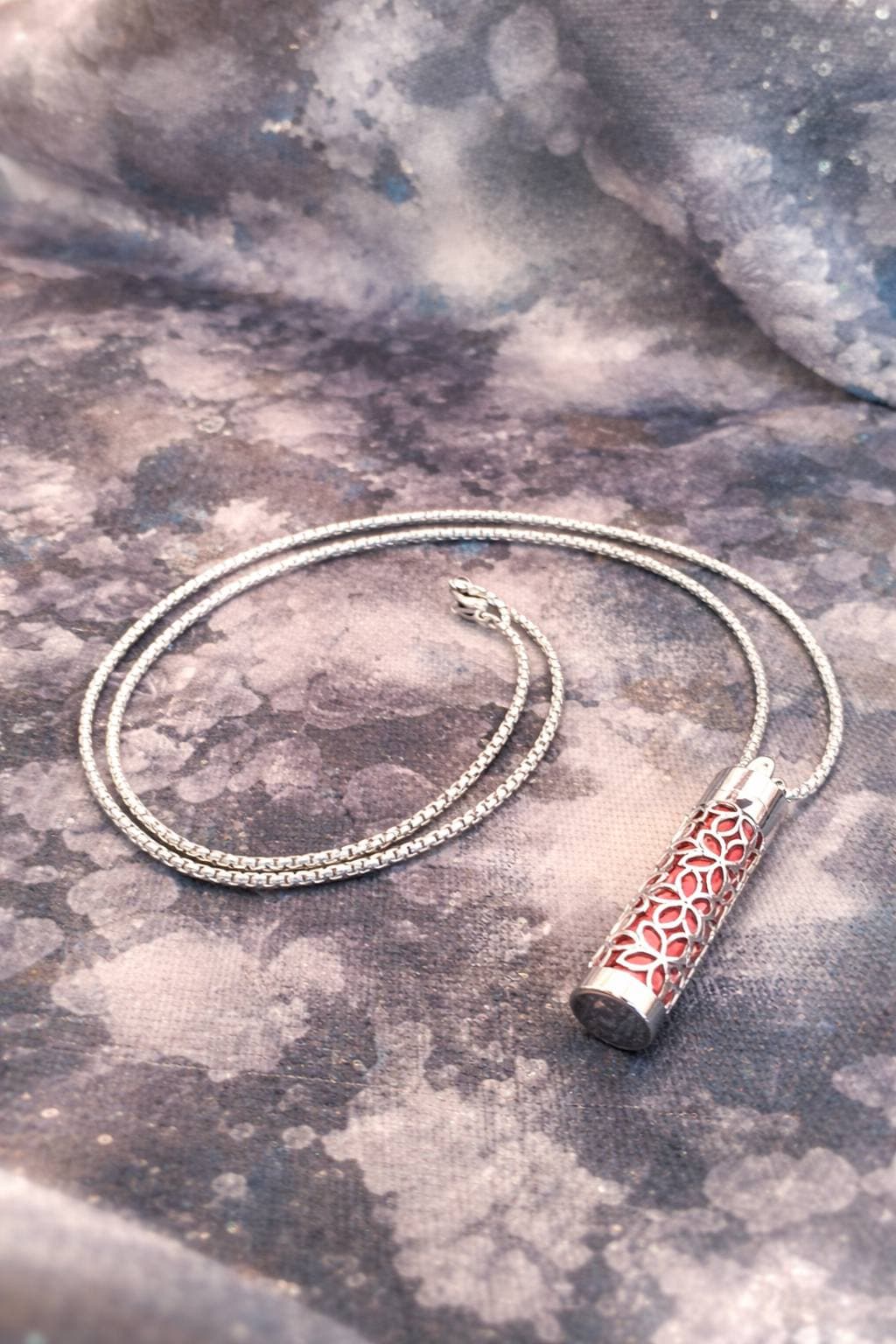 Pendentif senteur parfume et sa chaîne ainsi que 10 filtres interchangeable