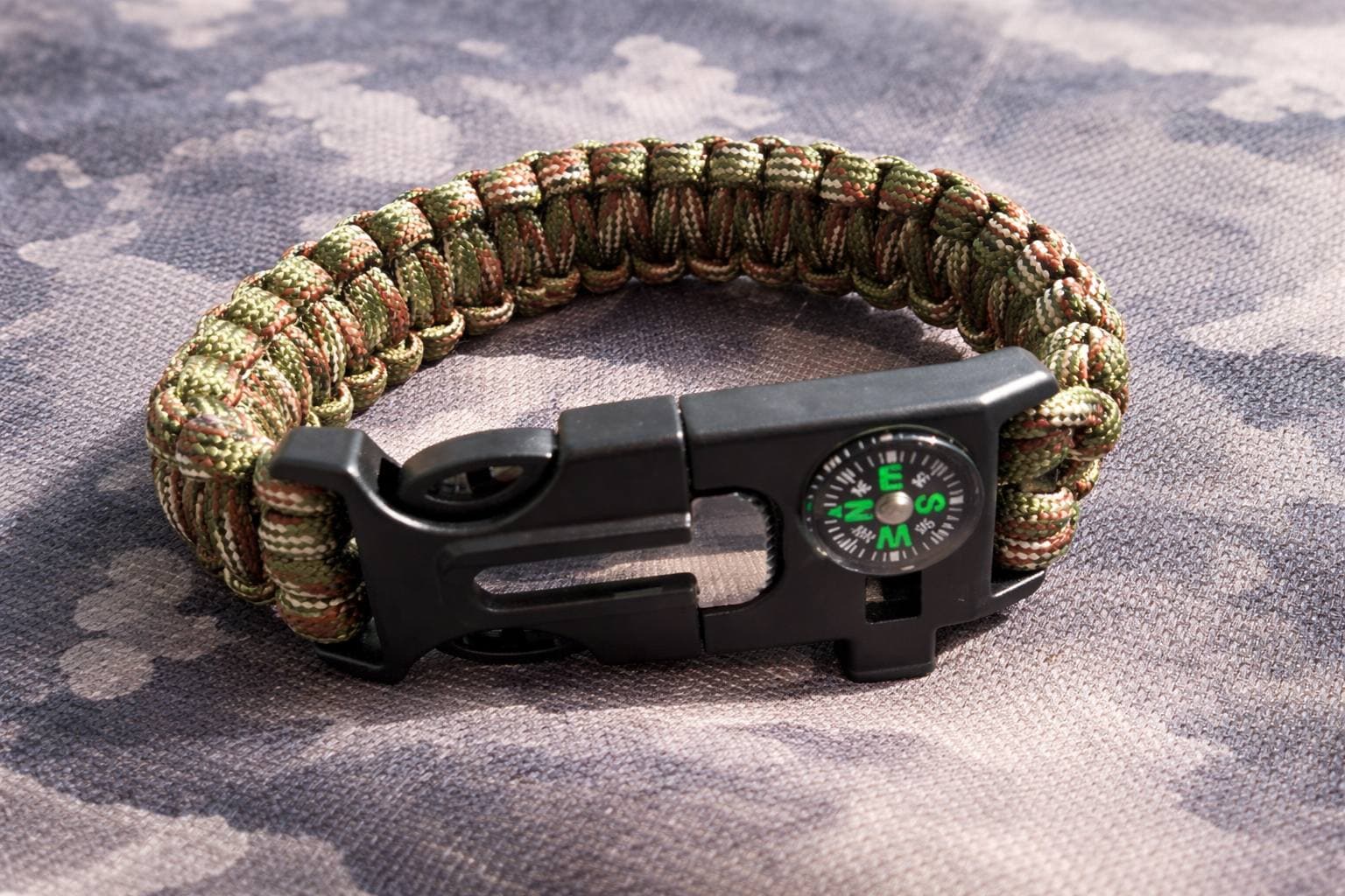 bracelet aventurier multifonction boussole sifflet corde 5 mètres allume feu