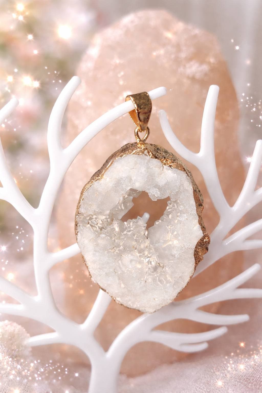 Pendentif tranche quartz blanc contour dorée