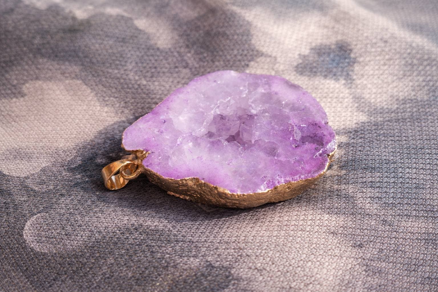 Pendentif grosse taille tranche quartz violet et contour dorée