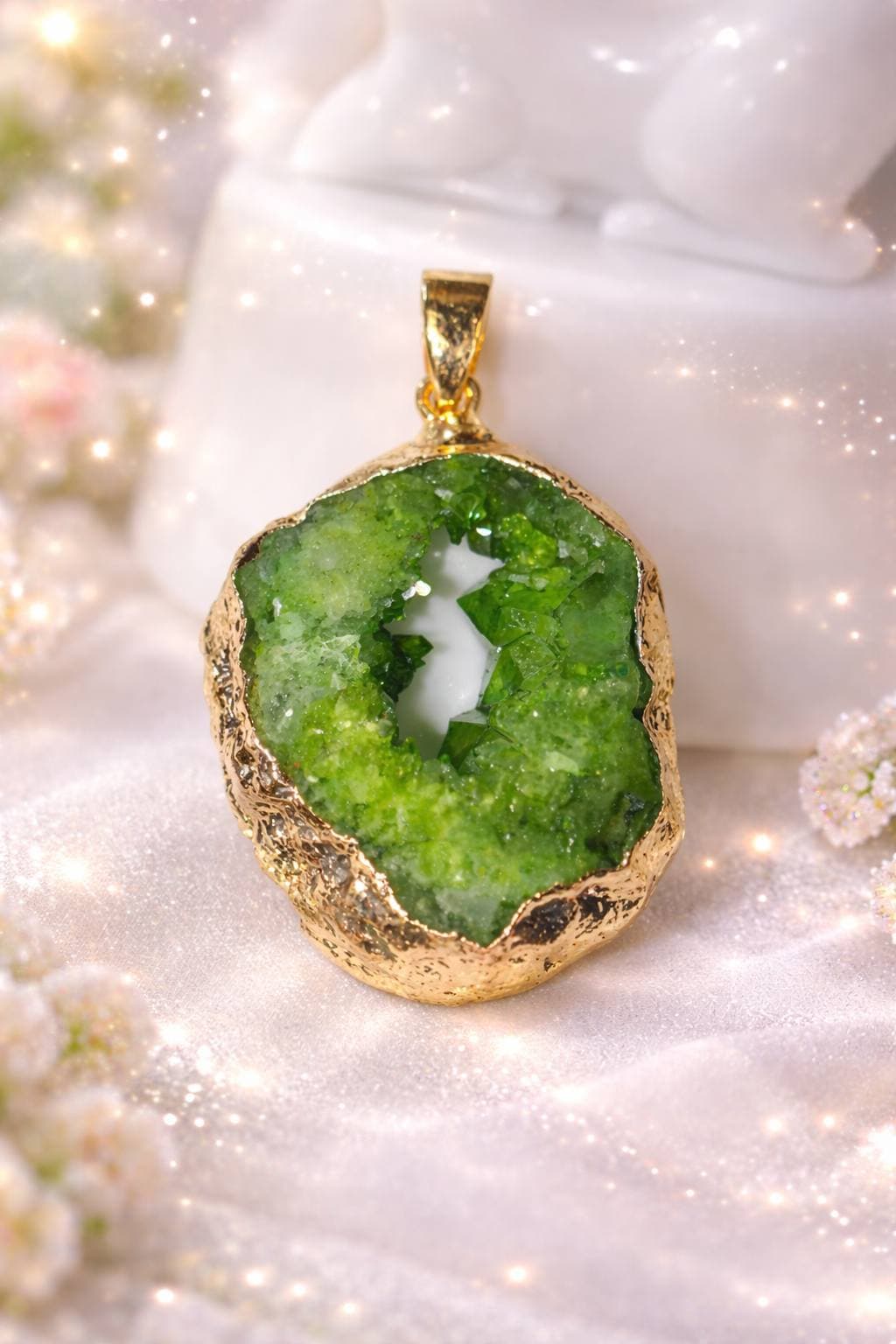 Pendentif tranche quartz vert et contour doree